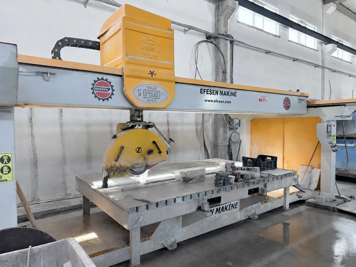 Bridge saw and cutting table