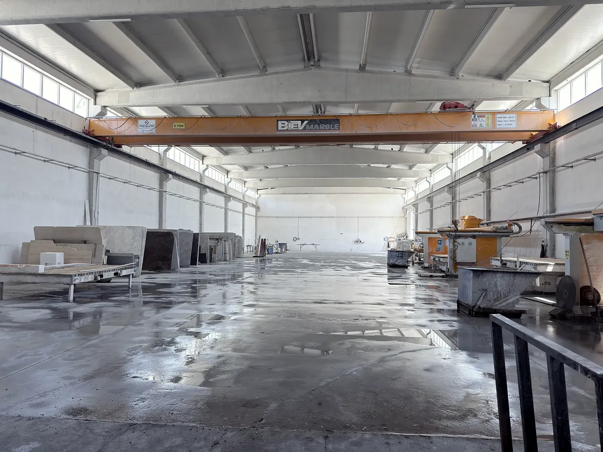 Overhead crane with the BİEV logo in the production hall
